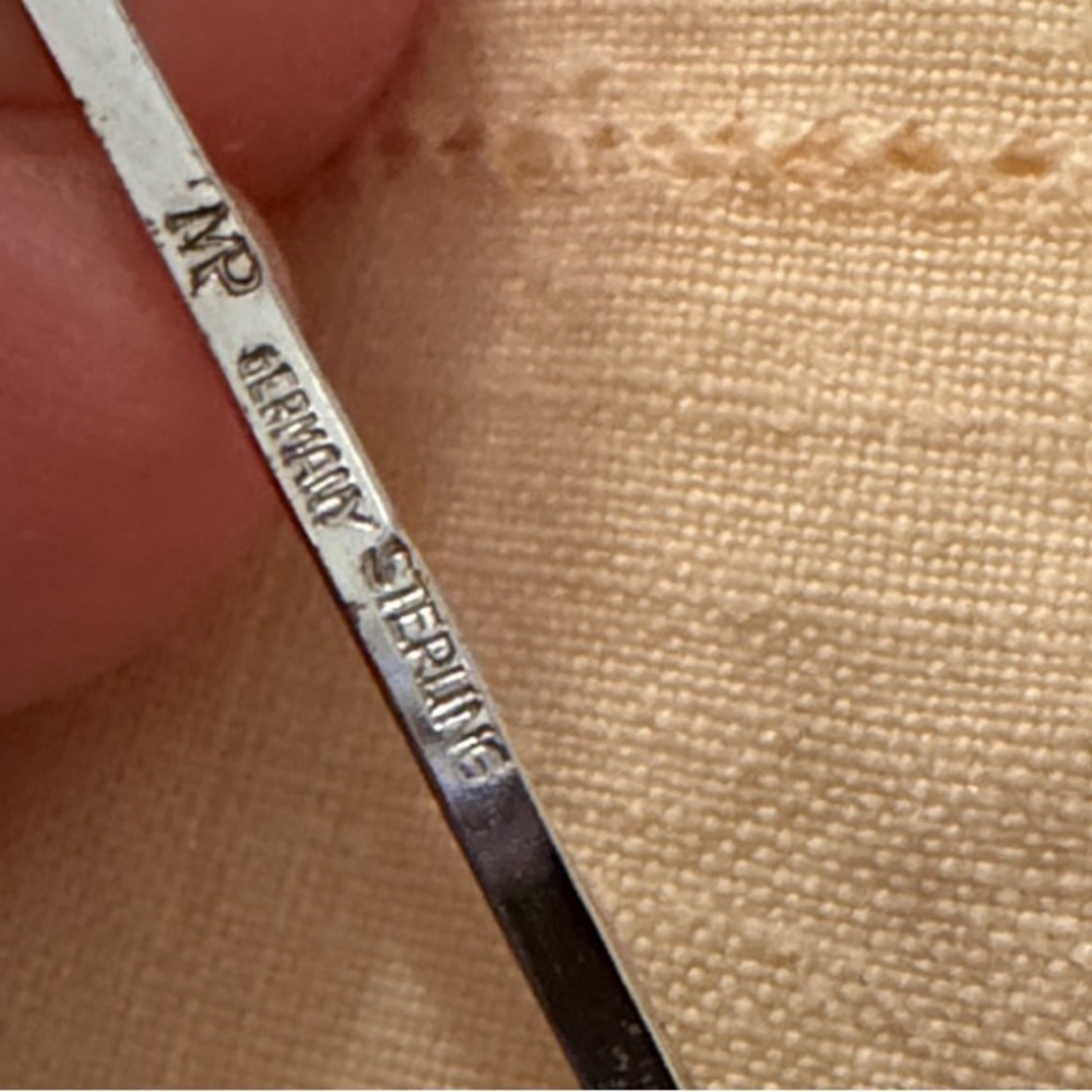 Elegant Silver Necklace - Picture 2 of 8
